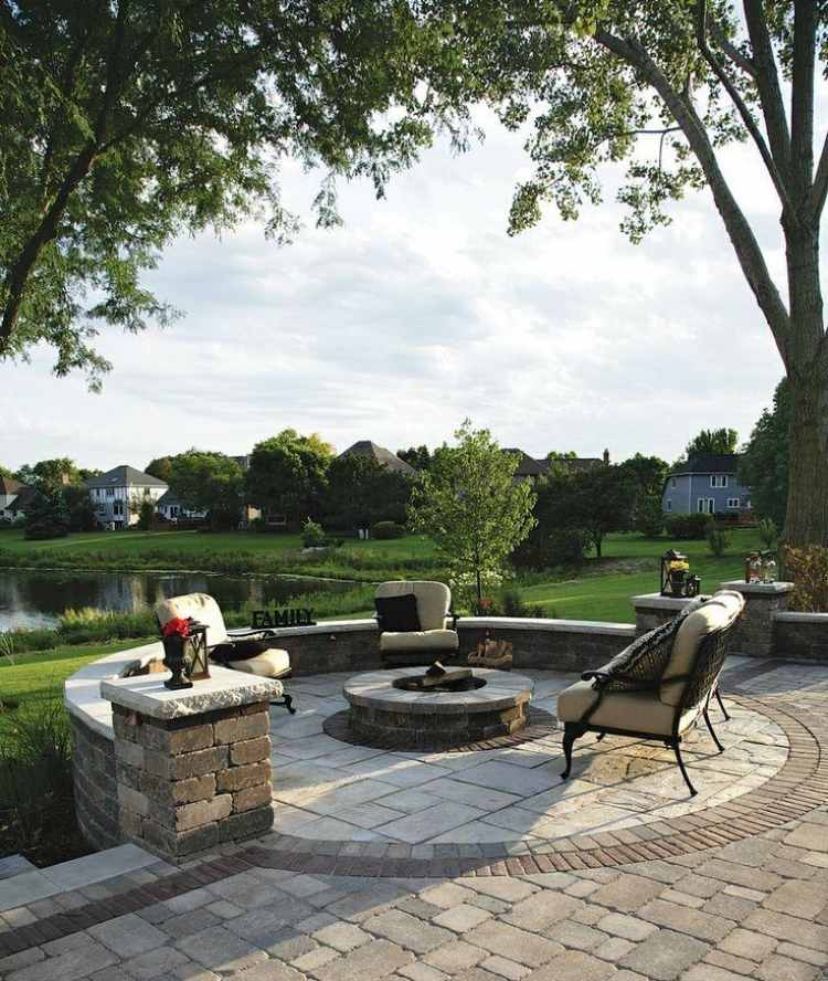 krb-záhrada-sedenie-dlažba-kamene-železo-stoličky-kreslá-čalúnenie-vankúše-jazero-trávnik-stromy