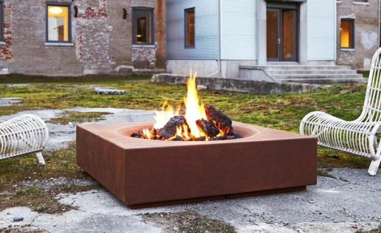 krb-záhradné sedadlo-štvorcový-corten oceľový-záhradný nábytok-kreslo-kov-zakrivený-mach-dom-tehla