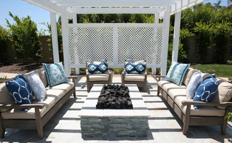 krb-v-záhrade-modré-akcenty-záhradný-nábytok-dizajn-kameň-pergola