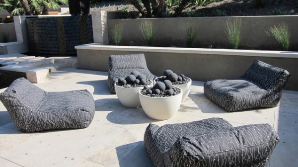 Sedací vak v záhradnej terase je zariadený moderným nábytkom