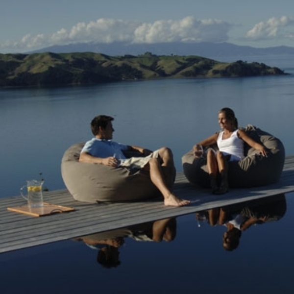 Beanbag v záhradnej terase relaxuje v jazere