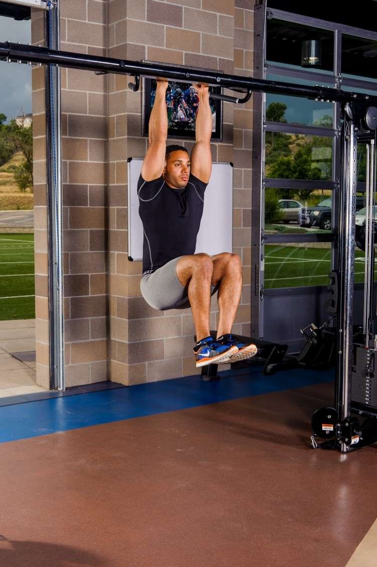 šesť pack cvičenie muž drep stroj telocvičňa