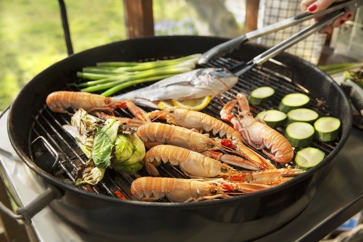 Grilujte morské plody, ako sú krevety s reďkovkami a cesnakom