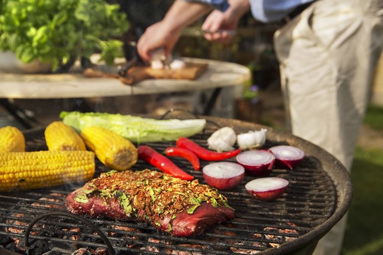 Škandinávske grilované hovädzie mäso s cibuľou a červenou paprikou a kukuricou so šalátom
