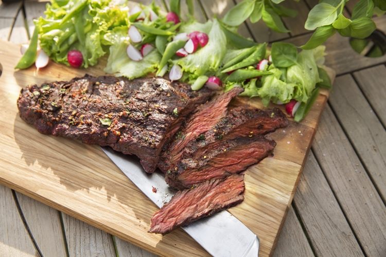 Škandinávske grilovanie Grilovanie herného mäsa a podávanie so šalátom s reďkovkou