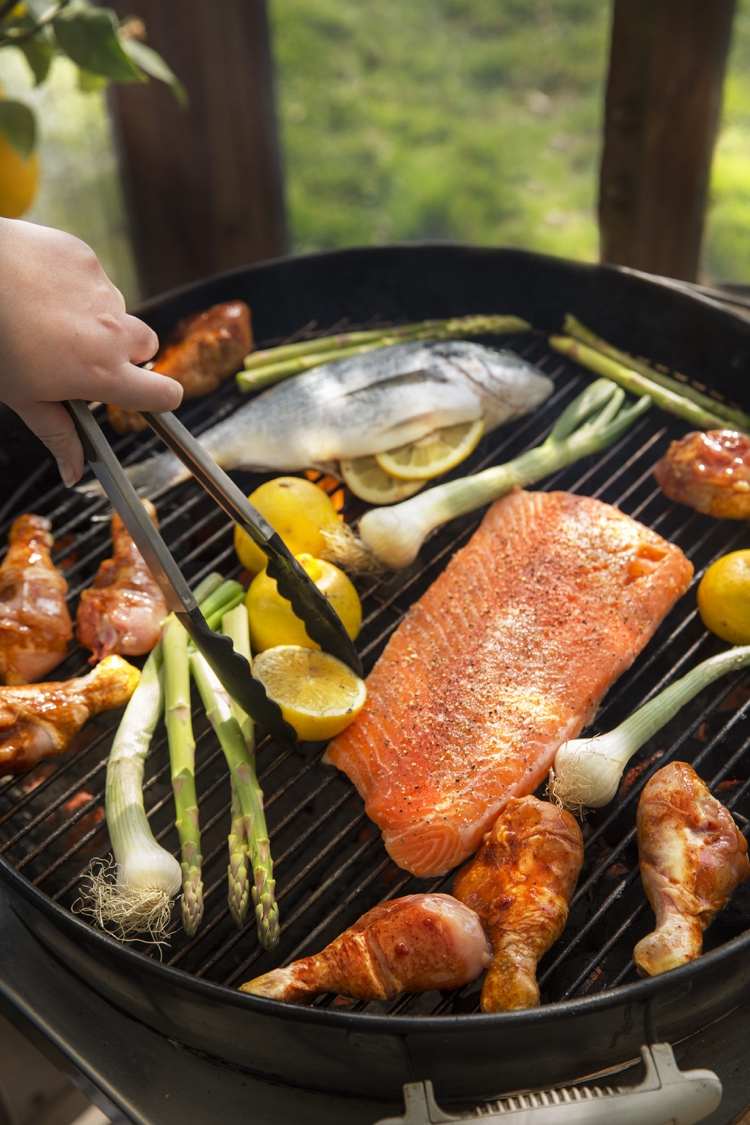 Škandinávsky gril údený losos so špargľou a rybacími a kuracími stehnami