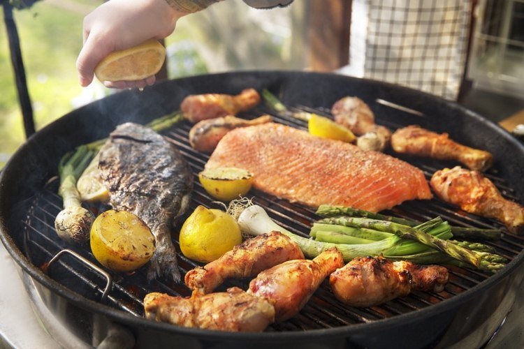 Škandinávska grilovaná ryba a kuracie stehná so špargľou a cibuľou