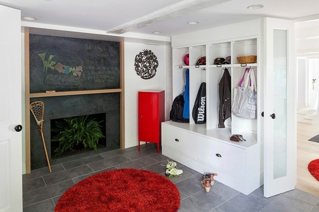 Dom chodba hala nábytok krb čierna doska farba červený okrúhly koberec Vstupná hala nábytok krb čierna doska farba červená okrúhly koberec skriňa