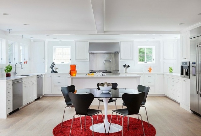 Kuchynský dizajn, biely pult, jedálenský kút, okrúhly stôl, červený okrúhly koberec biely pult jedálenský kút okrúhly stôl červený okrúhly koberec čierne stoličky