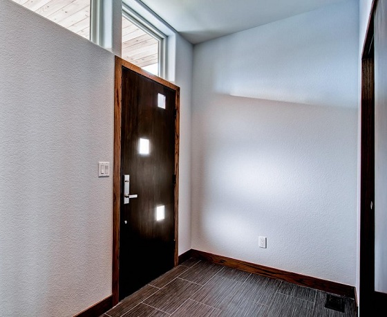 zaujímavé dvere v tomto škandinávskom dizajne interiéru