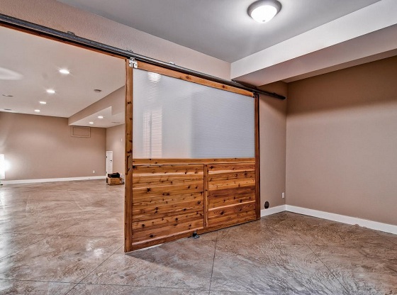 Posuvné dvere v dome so škandinávskym dizajnom