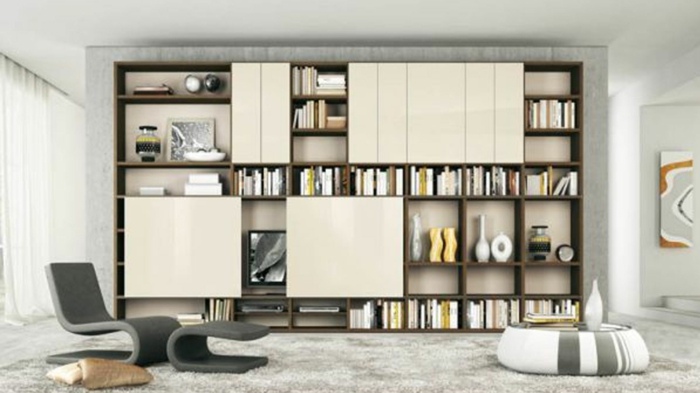 Skriňa s policami a otočnými dverami v obývacej izbe Nástenné police s knihami škandinávsky dizajn