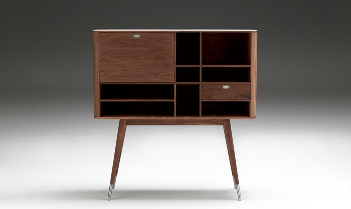 Príborník z masívneho dreva lakovaný tmavohnedou farbou Príborník so zásuvkami a úložnými policami