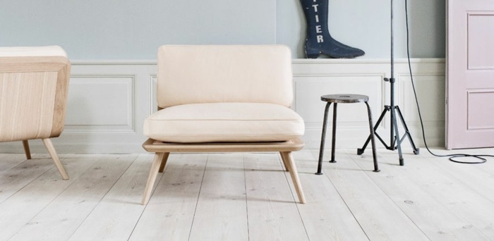 biela drevená podlaha, čalúnené sedadlo a operadlo na drevenom ráme Čalúnené sedadlá-drevený rám-drevená podlaha