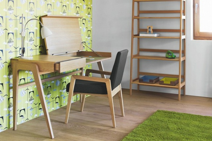 veselý, ale jednoduchý pracovný priestor s nábytkom z masívu Zeleny-koberec-studium-so-zelenou tapetou