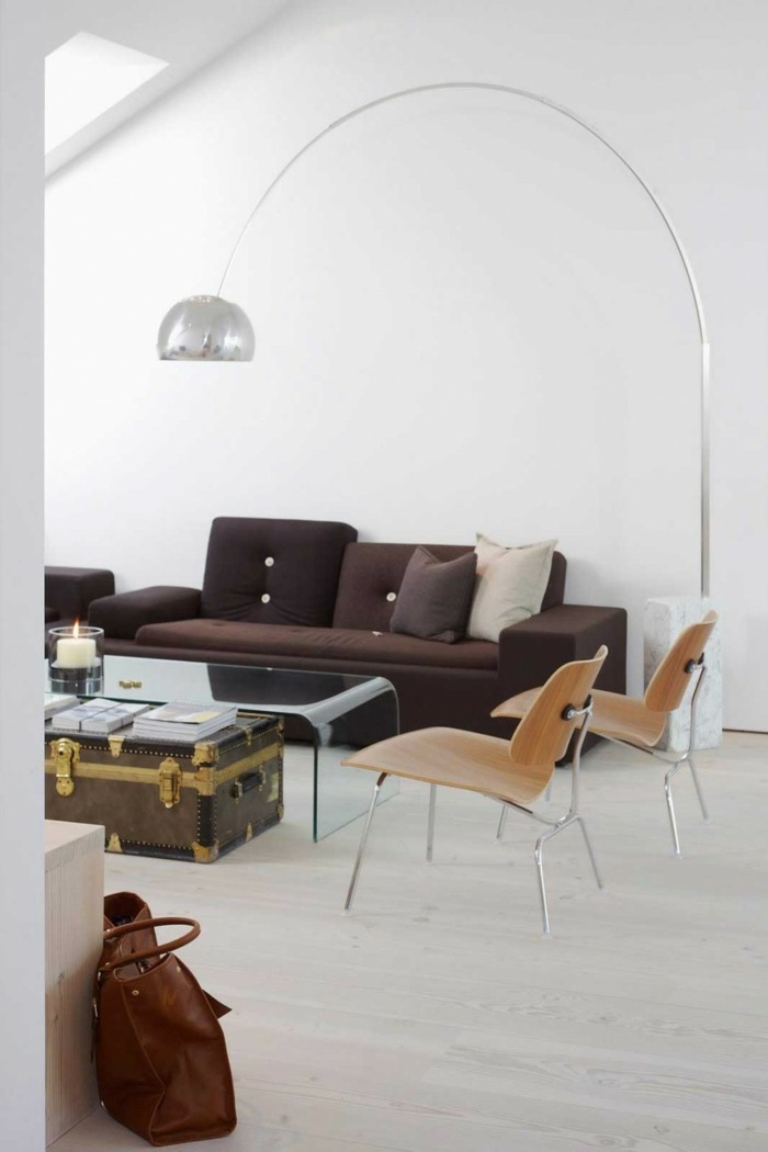 tmavá sedačka korešponduje so svetlým drevom Konferenčný stolík-so sklenenou doskou-hnedo-čalúnená-pohovka-drevené-stoličky-box-kufor