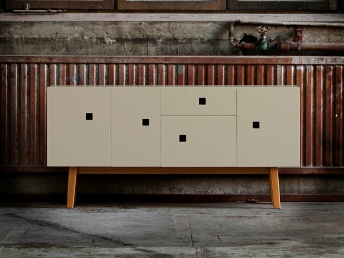 moderný a nadčasový príborník so štvorcovými otvormi Skrinka-škandinávsky dizajn-s-štvorcovým otváraním