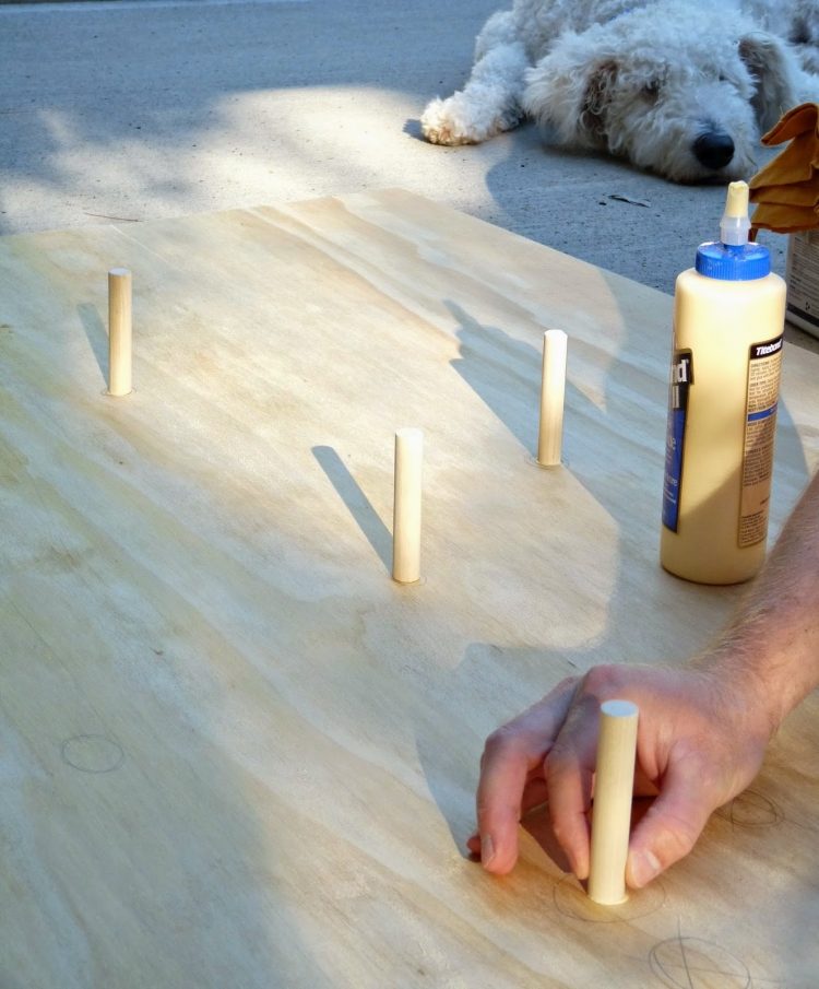 položte drevené palice na drevenú dosku a prilepte ich Škandinávske vianočné ozdoby-urob si sám-nápady na drevo-urob si sám-vianočný stromček-drevená doska-drevené palice