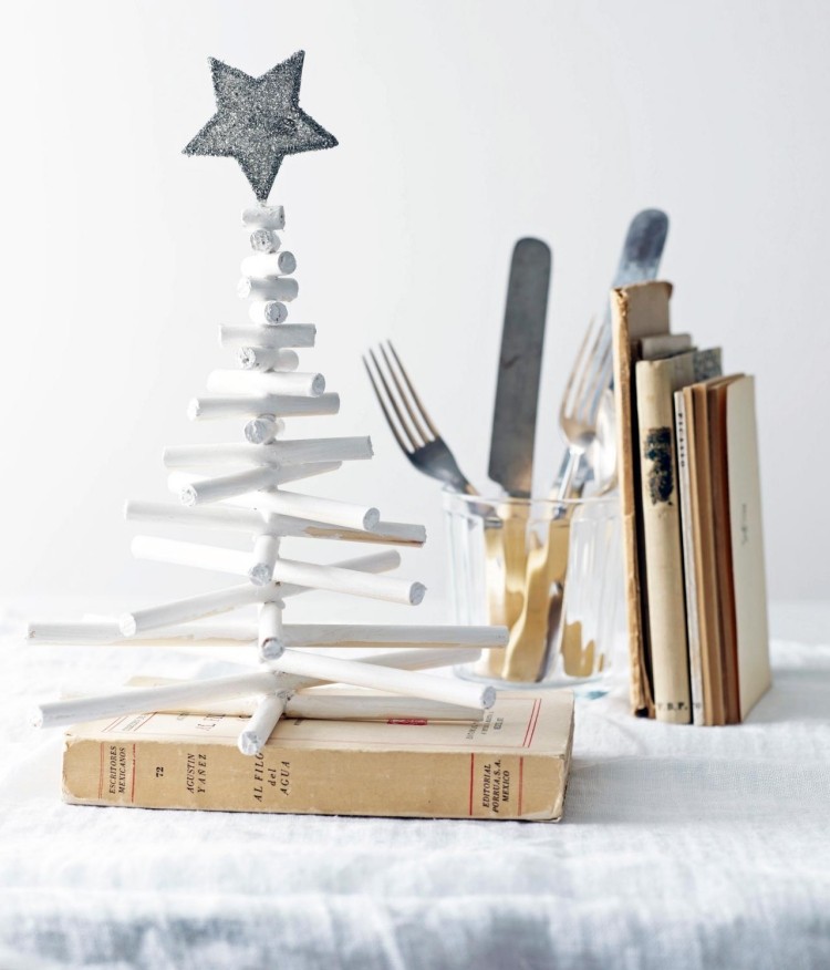 malý vianočný stromček vyrobený z drevených tyčiniek zafarbených na bielo Škandinávske vianočné ozdoby-urob si sám-nápady na drevo-staré knihy-drevené palice-naplavené drevo-biela-hviezda