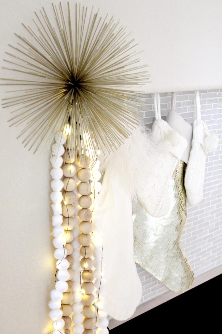 jednoduchá girlanda a vianočné ozdoby v škandinávskom štýle Skandinávske vianočné dekorácie-urob si sám-nápady na drevo-krbová rímsa-girlanda-biele ponožky