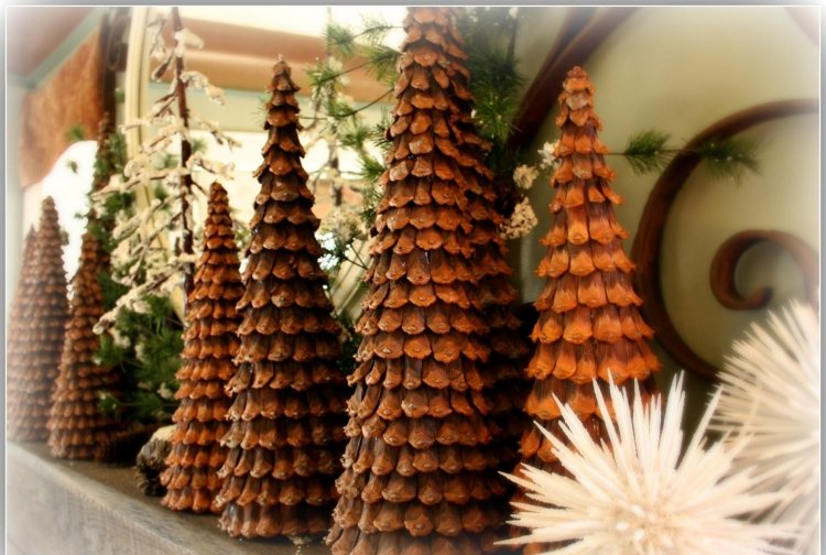 ozdobné jedle zdobené tvarom kužeľa a šiškovými šupinami Škandinávske vianočné dekorácie-urob si sám-nápady na drevo