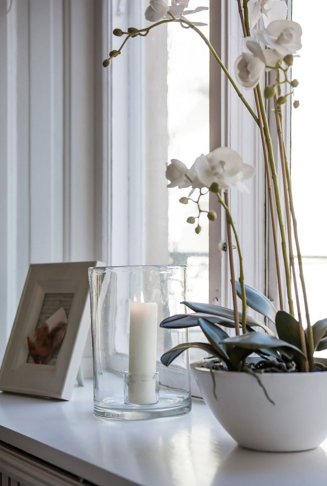 dekorácia-škandinávsky-štýl-biela-orchidea-sklenená-svietnik