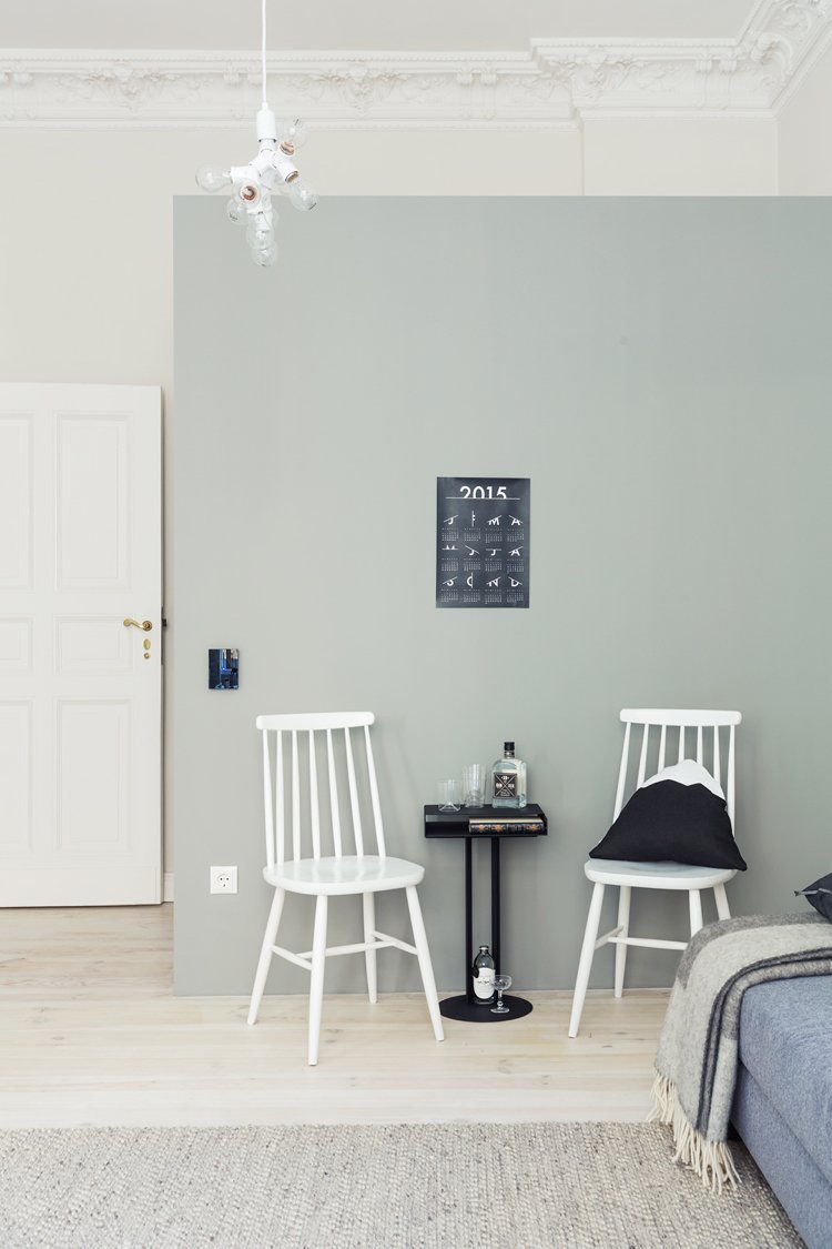 Škandinávske koberce pohodlne dopĺňajú jednoduchý dizajn miestnosti Škandinávsky koberec -dizajn-tkaný-sivý-moderný-minimalistický