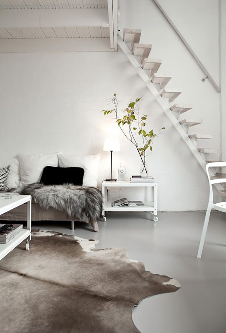 Zariaďte ho moderným škandinávskym spôsobom - kobercom z hovädzej kože hovädzia koža-koberec-škandinávsky-minimalistický-interiérový-dizajn-gauč-bielo-betónová podlaha