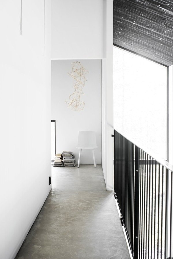 Interiér v škandinávskom dizajne kontrastuje s čiernou a bielou Interiér v škandinávskom štýle vytvára kontrasty čiernej a bielej