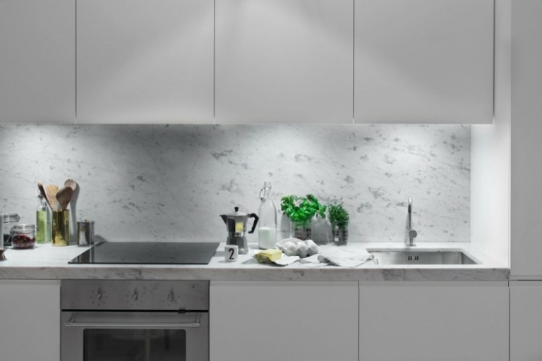 Drezová kuchynská pracovná doska s mramorovým vzhľadom