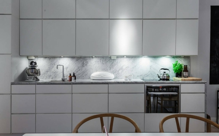 Škandinávsky byt - moderný dizajn kuchyne dizajnová kuchyňa škandinávske moderné biele skrinky drez