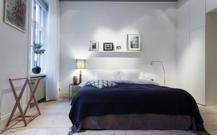 Apartmán Design má škandinávsku zariadenú spálňu spálňa byt posteľ vstavaná skriňa odkladací stolík
