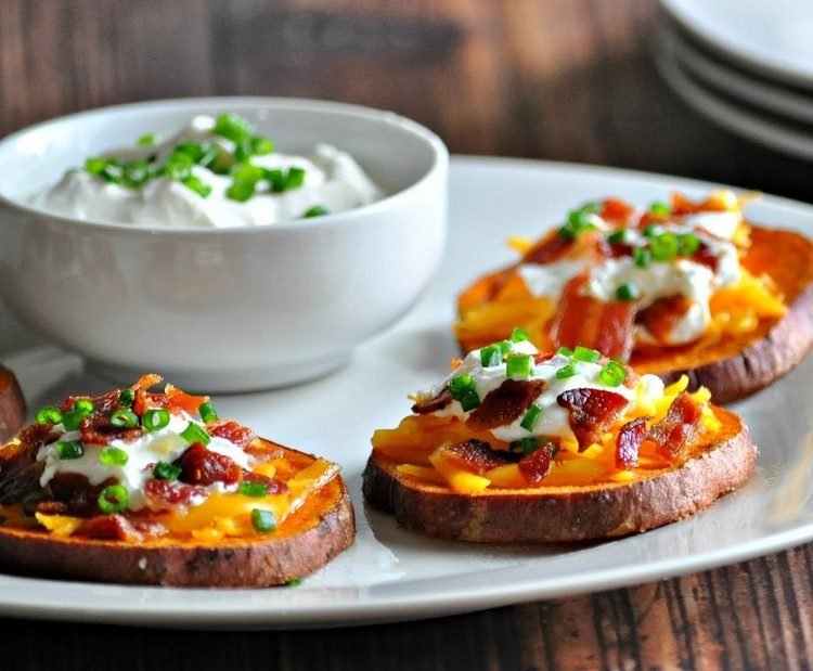 Zdravé občerstvenie so sladkými zemiakmi sladké zemiaky-recepty-zdravé-občerstvenie-medzi-jedlami-plátky-slanina-syr