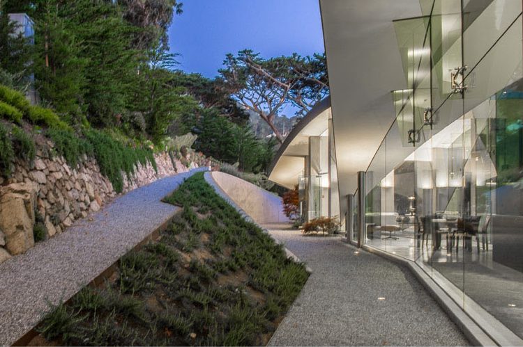 Sklenená fasáda-betón-záhrada-štrk-svetelné-osvetlenie