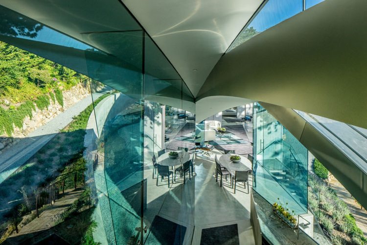 fasáda-sklo-betón-sochársko-moderná-architektúra