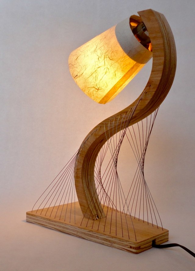 Obrysová lampa - drevený podstavec, oceľová konštrukcia káblovej mriežky