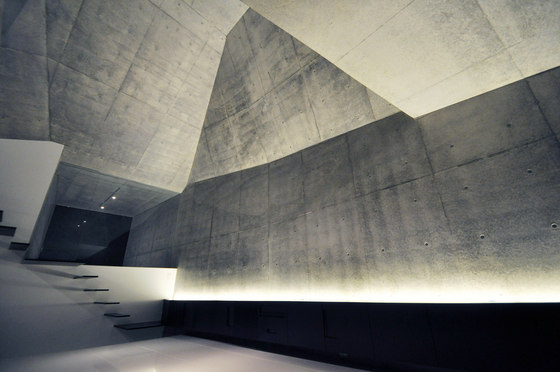 nádherné osvetlenie v betónovom dome magické osvetlenie v betónovom dome