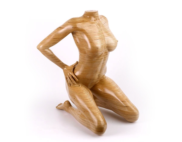 Nábytok so zásuvkami pre ženské telo v umeleckom dizajne