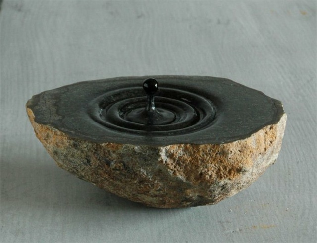 sochy z kamenných čiernych kvapiek vody