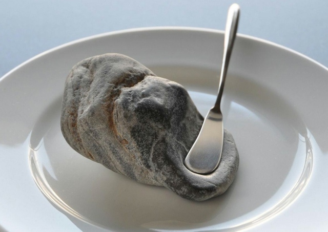 rozmazané sochy z kamenných japonských nožov