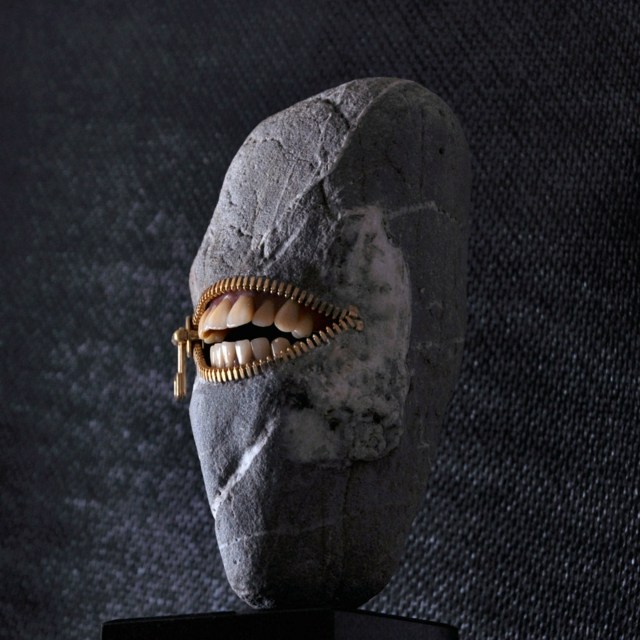 postava kameň rieka zuby úsmev zips ito