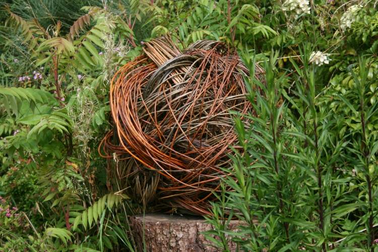 Sochy v záhrade - guličky si môžete vyrobiť sami z vetvičiek sochy v záhrade konáre prstene bujný dizajn rastliny príroda