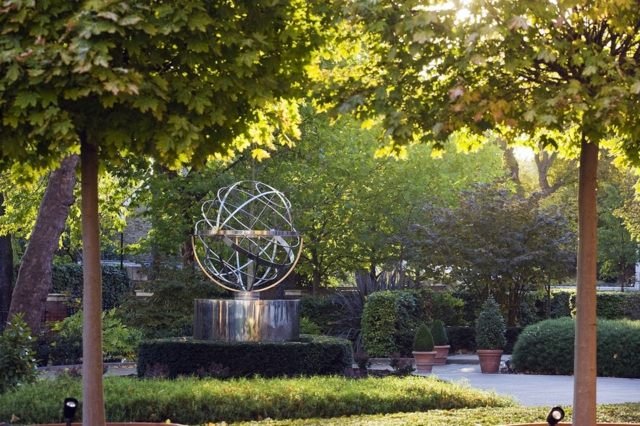 vysoké stromy kovová záhradná plastika živý plot rastliny záhrada Kovové záhradné sochy živé ploty rastliny nápady záhradného dizajnu