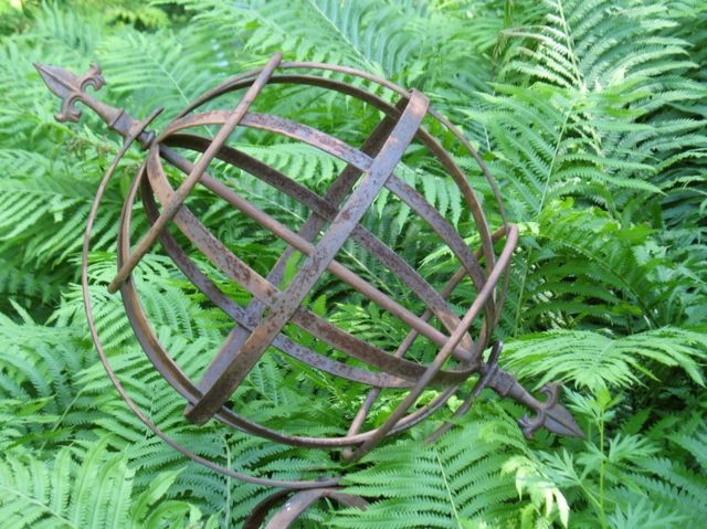 Kovová záhradná socha skrýva originálne nápady pre dizajn papradí Socha skrýva nápady na dizajn papradí originálny vzhľad hrdze