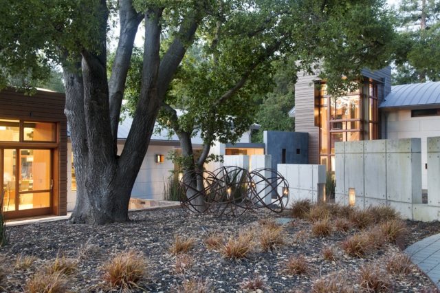 Kovový múrik z predného dvora v tvare vysokého stromu vysoké stromové kamenné múry kovové záhradné sochy