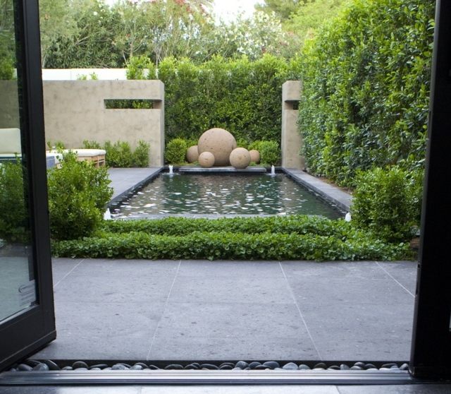 Kamenné sochy záhradné dlažby spájajú vysoké živé ploty Záhradná dlažba bazén vysoká obrazovka živé rastliny ochrana osobných údajov