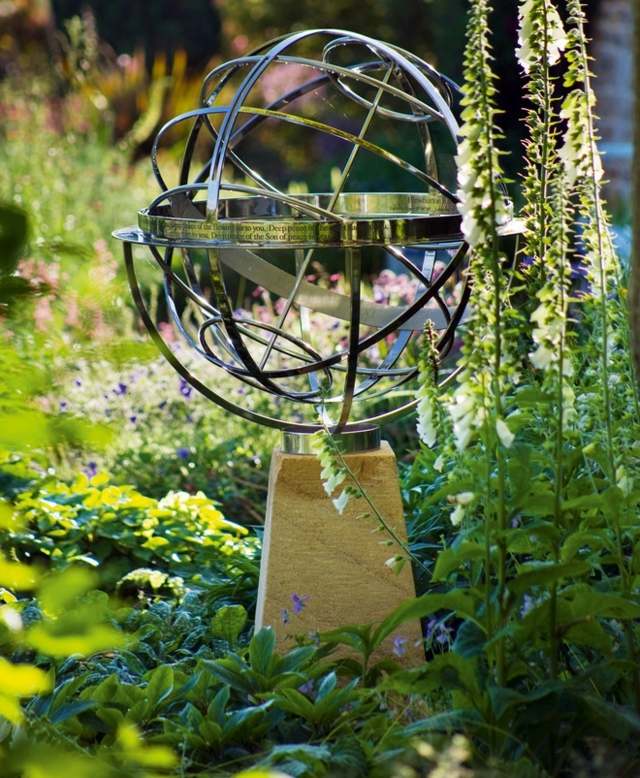 Kovové záhradné sochárske nápady vysoký záhradný kamenný stĺp Myšlienky jarná záhrada kamenný stĺp vysoký viacročné rastliny