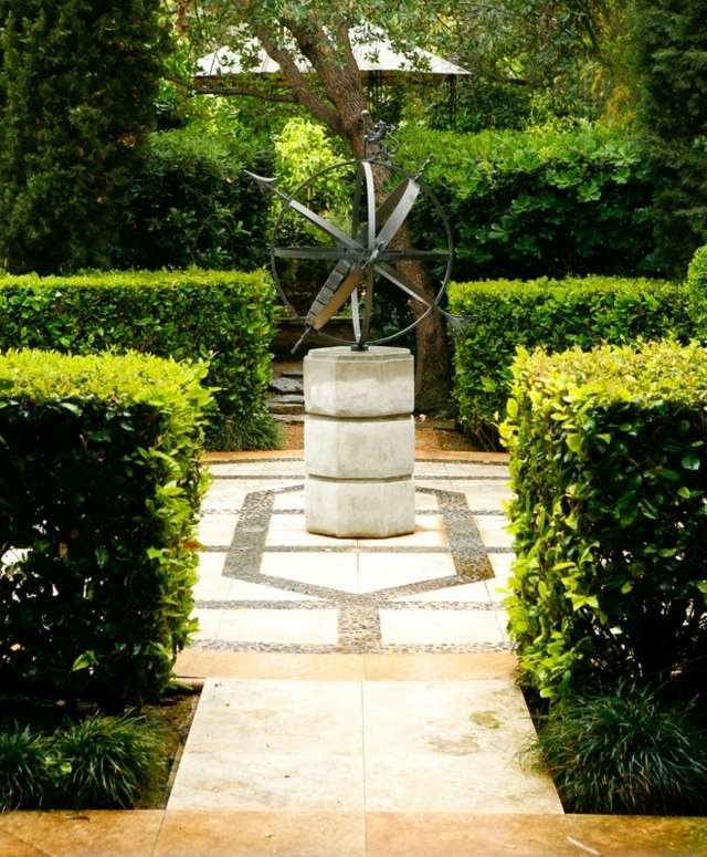 klasický záhradný anglický štýl kovových živých plotov Kamenné dosky v anglickom štýle tvarujú kovové živé ploty