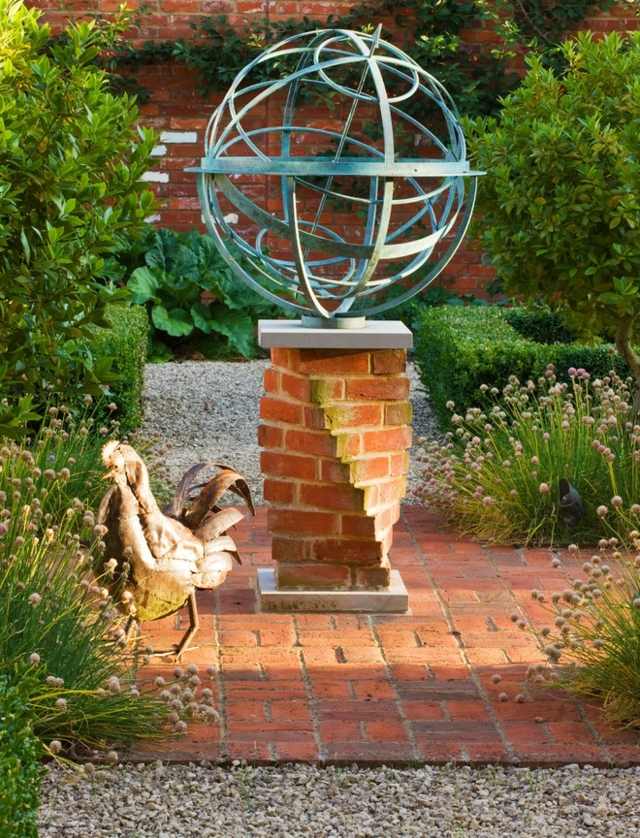 Malé nápady na dekoráciu záhrady originálna záhradná figúrka kura vo vidieckom štýle originálna záhradná figúrka vo vidieckom štýle kuracia guľa tehlová stena