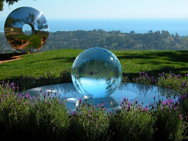 V záhradnej vode nájdete sklenenú sochu záhradnej fontány Voda predstavuje vysoké kvety sochárstva zo sklenenej fontány